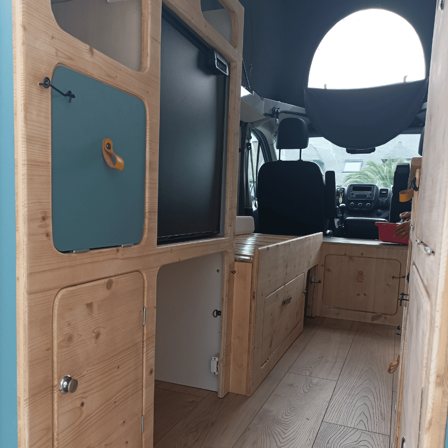 Rangements spacieux dans renault trafic aménagé