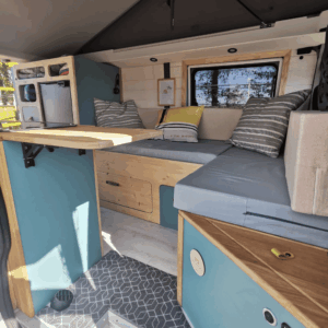Renault trafic aménagé bois naturel et stratifié bleu