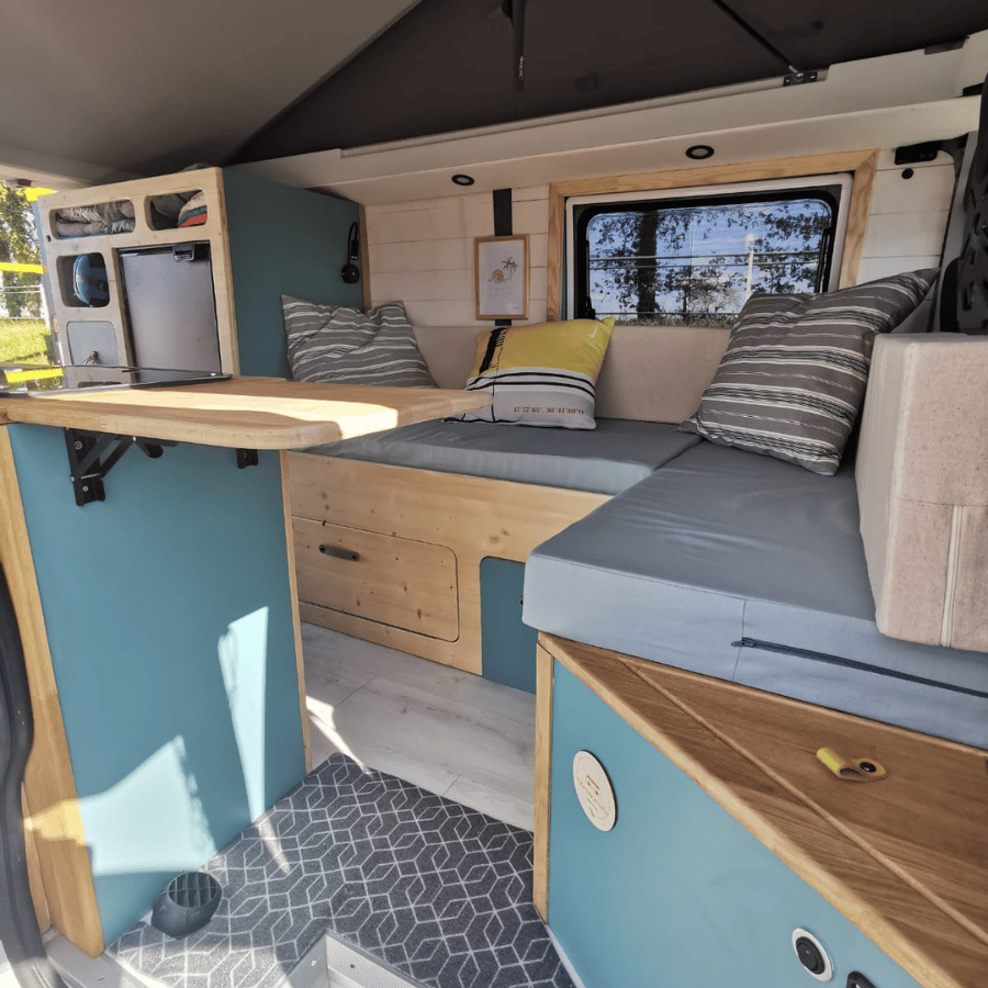 Renault trafic aménagé bois naturel et stratifié bleu