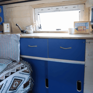Aménagement trafic l1h1 avec mobilier stratifié bleu