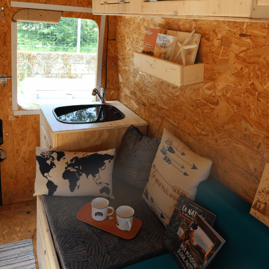 Banquette qui se transforme en coin nuit grâce au lit peigne