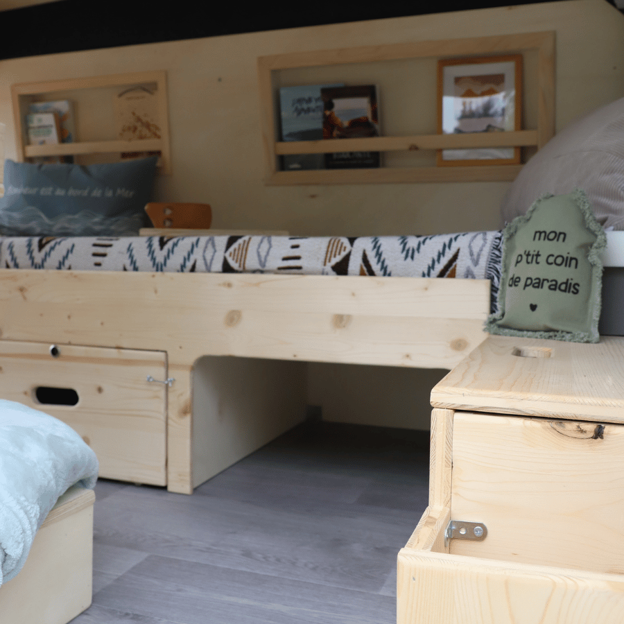espace ouvert sous le lit pour les chiens dans Renault Kangoo