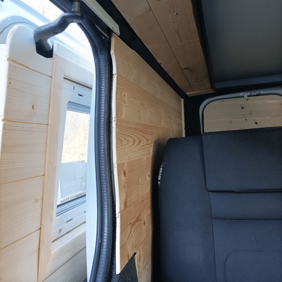 Habillage lambris bois van aménagé renault trafic