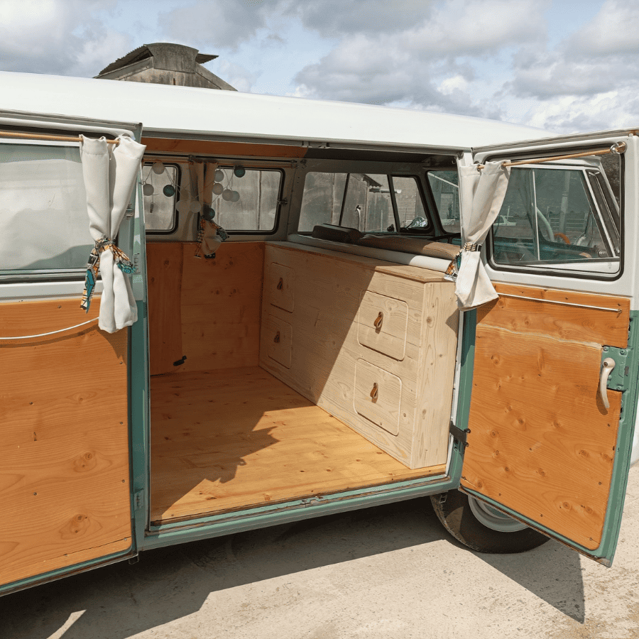 Meuble en bois sur-mesure dans van aménagé