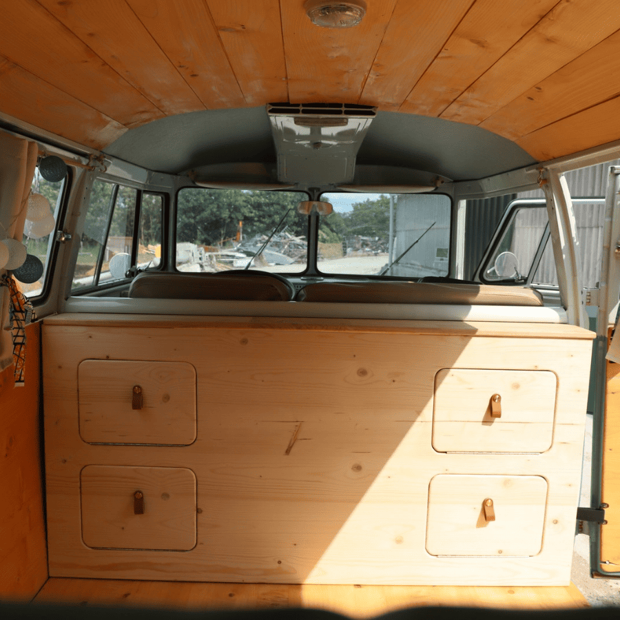 Meuble en bois dans combi T1 aménagé